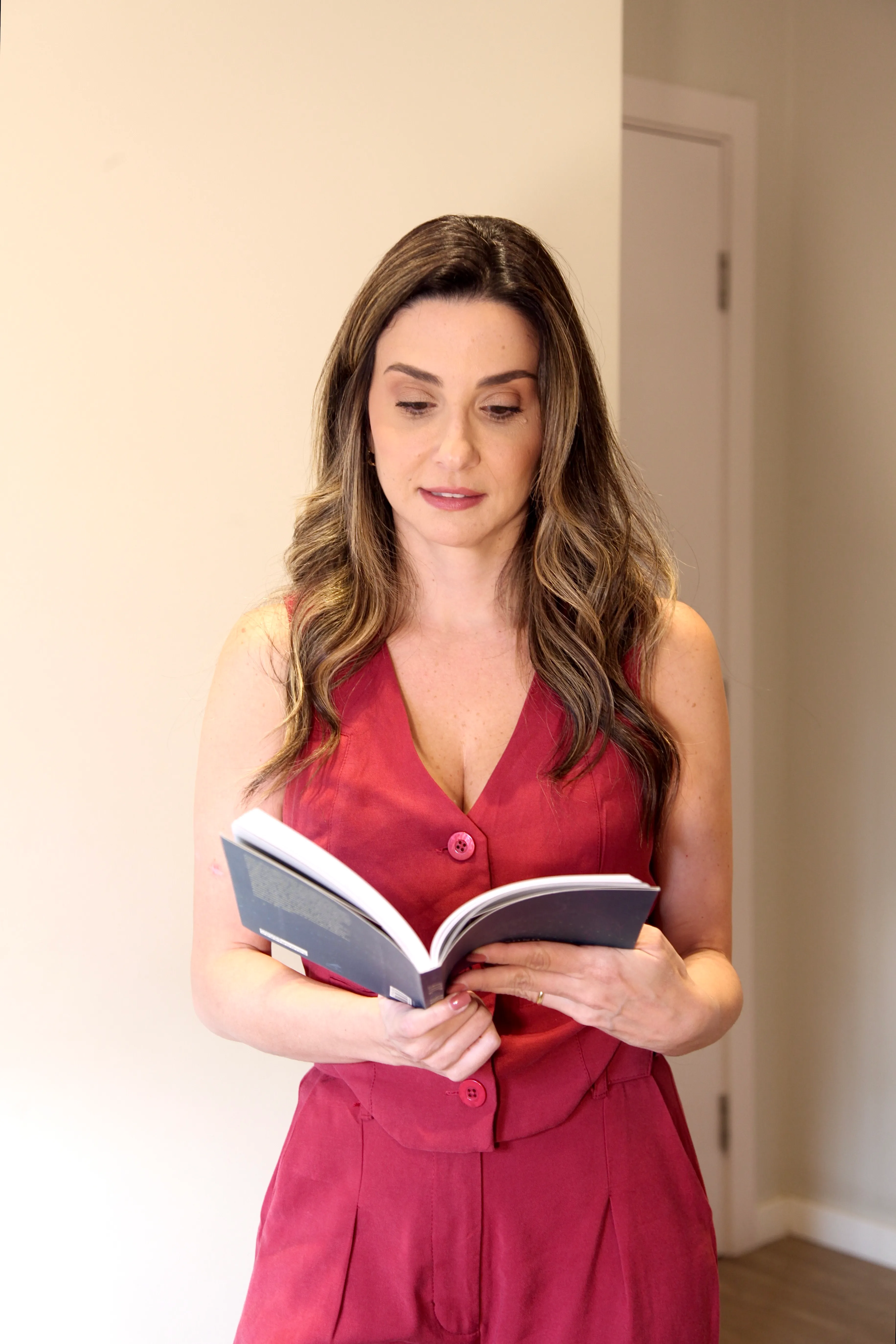 Dra. Juliana Orsini lendo um artigo científico